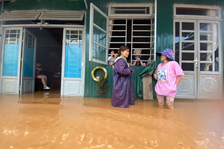 Mưa lớn làm nhà dân ven suối Mê Linh, đường Trương Văn Hoàn (Phường 9, TP Đà Lạt) bị ngập cục bộ