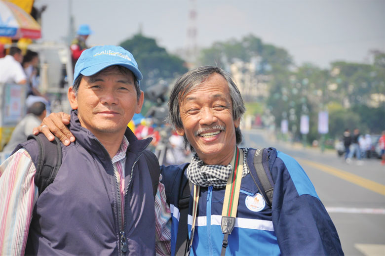 Tác giả (bên trái) cùng với nhà báo Dư Hải - Báo Thể thao TP Hồ Chí Minh trong Giải đua xe đạp tranh Cúp HTV