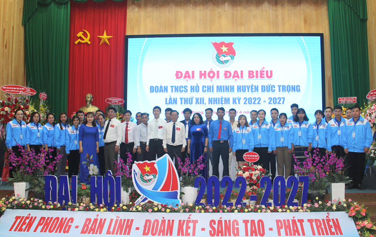 Ban Chấp hành Đoàn TNCS Hồ Chí Minh huyện Đức Trọng khóa XII ra mặt và chụp hình lưu niệm cùng đại biểu