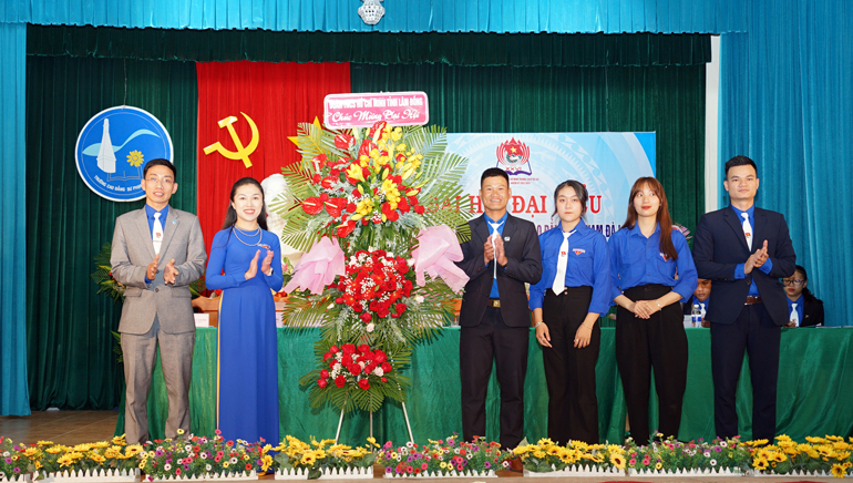 Lẵng hoa chúc mừng Đại hội của Tỉnh đoàn Lâm Đồng
