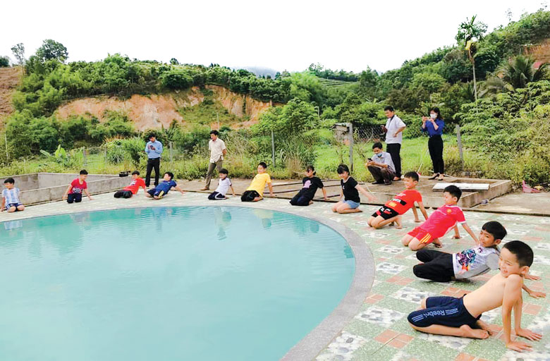 Phòng Giáo dục và Đào tạo huyện Đam Rông phối hợp với các đơn vị và địa phương tổ chức dạy các lớp bơi, kỹ năng phòng, chống đuối nước cho trẻ em, học sinh