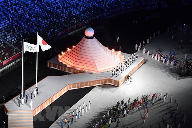 Quốc kỳ Nhật Bản (phải) và cờ Olympic tại lễ khai mạc Olympic Tokyo 2020 ở Tokyo, Nhật Bản, ngày 23/7/2021