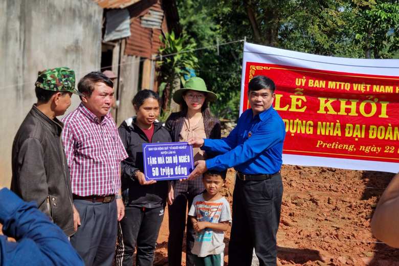 Lâm Hà: Trao tặng 20 căn nhà đại đoàn kết trị giá 1 tỷ đồng cho hộ nghèo