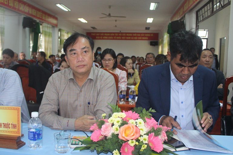 Lãnh đạo Ủy ban MTTQ Việt Nam tỉnh, các sở ngành tham dự tiếp xúc cử tri
