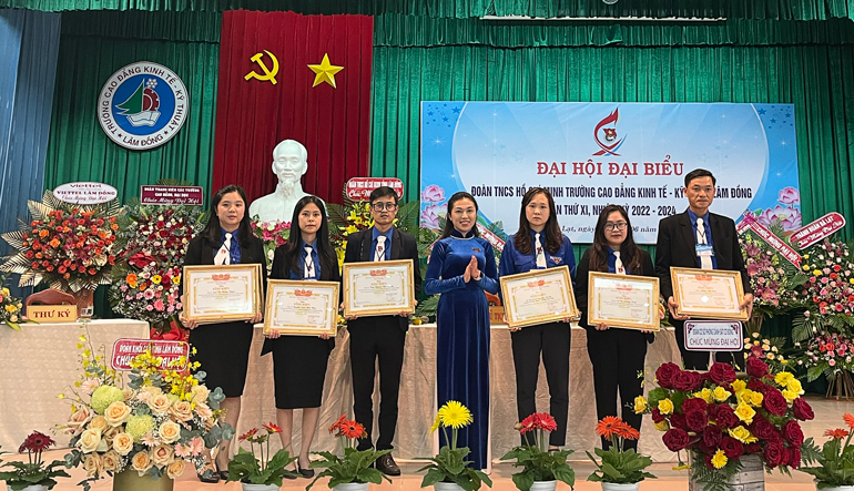 Ban Chấp hành Tỉnh Đoàn Lâm Đồng trao tặng bằng khen cho các tập thể và cá nhân có thành tích xuất sắc trong công tác Đoàn và phong trào sinh viên nhiệm kỳ 2019 – 2022