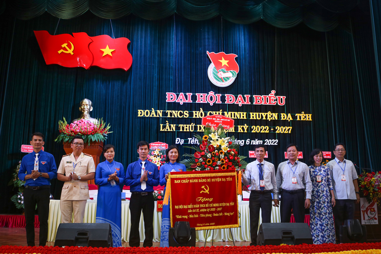Lãnh đạo huyện Đạ Tẻh tặng tẵng hoa và biểu trưng chúc mừng Đại hội 