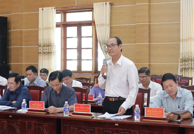 Đồng chí Phan Hồng Vinh - Bí thư Đảng uỷ Thị trấn Di Linh trình bày những vấn đề đặt ra của thị trấn trong xây dựng đô thị loại IV