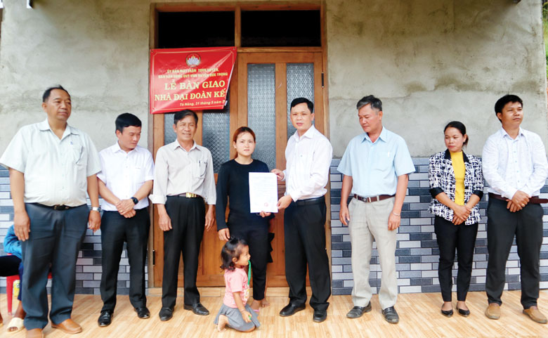 Lãnh đạo Ủy ban MTTQ Việt Nam huyện Đức Trọng cùng đơn vị tài trợ trao nhà Đại đoàn kết cho hộ gia đình đồng bào dân tộc thiểu số xã Tà Năng
