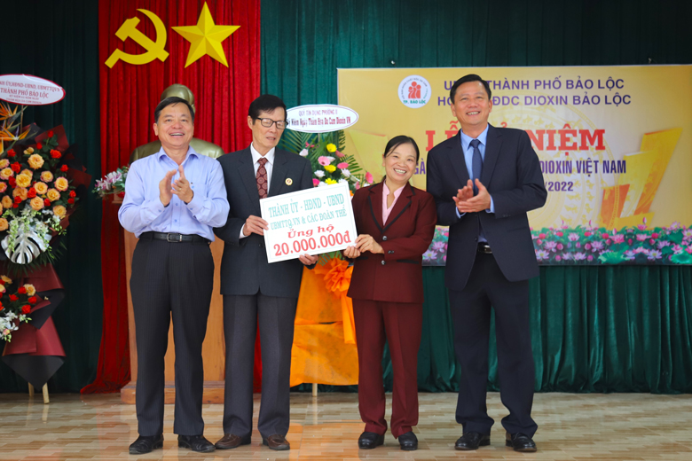 Lãnh đạo TP Bảo Lộc trao hỗ trợ kinh phí cho Hội Nạn nhân chất độc Da cam/Dioxin TP Bảo Lộc