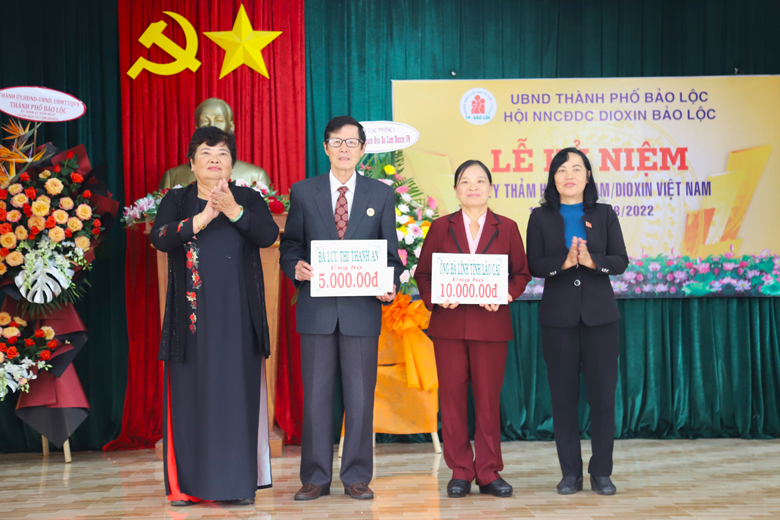 Bà Hoàng Thị Thu Hồng - Chủ tịch Hội Nạn nhân chất độc Da cam/Dioxin tỉnh Lâm Đồng trao kinh phí hỗ trợ
