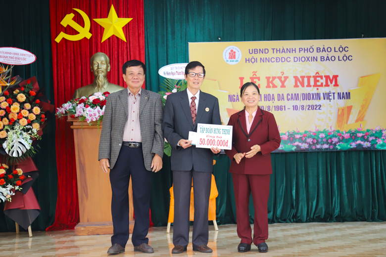 Đại diện Tập đoàn Hưng Thịnh trao hỗ trợ số tiền 50 triệu đồng cho Hội Nạn nhân chất độc Da cam/Dioxin TP Bảo Lộc