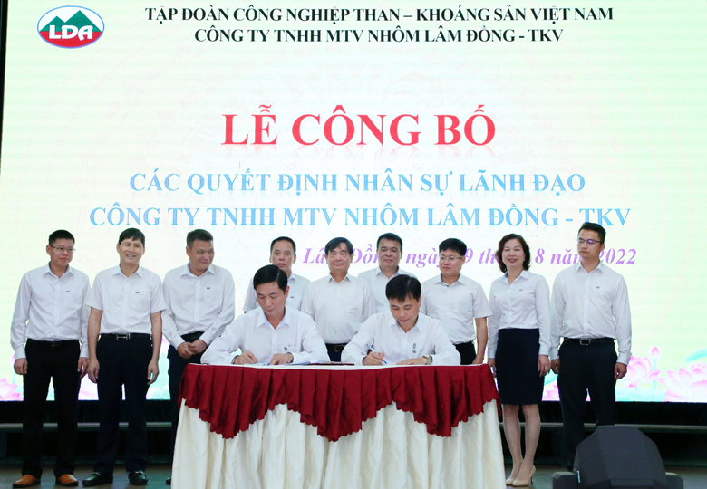 Ký kết bàn giao giữa đồng chí Vũ Minh Thành - Nguyên Giám đốc và đồng chí Nguyễn Văn Phòng - Tân Giám đốc Công ty