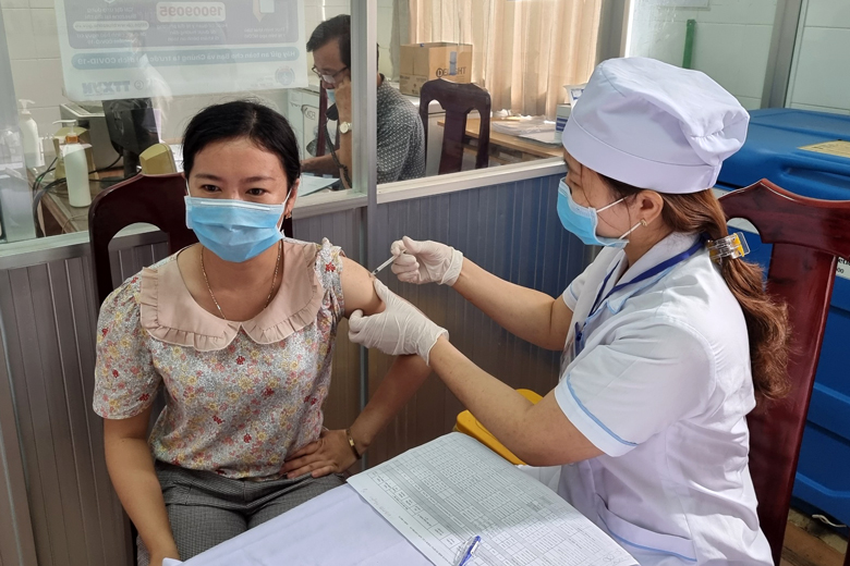 Tiêm vắc xin phòng Covid-19 tại Đạ Tẻh 
