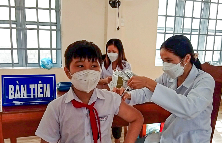 Tiêm vắc xin phòng Covid-19 tại huyện Đạ Huoai