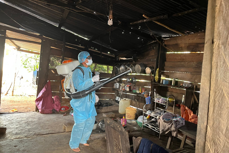 Nhân viên ý tế tiến hành phun xử lý  ổ dịch sốt xuất huyết tại xã Tam Bố