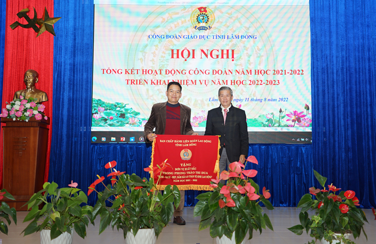 Ông Huỳnh Quang Long trao cờ đơn vị xuất sắc phong trào “Xanh - sạch - đẹp, đảm bảo an toàn vệ sinh lao động”