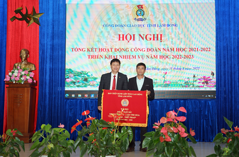 Ông Ngô Văn Sơn trao cờ đơn vị xuất sắc phong trào “Văn hóa - Thể thao”