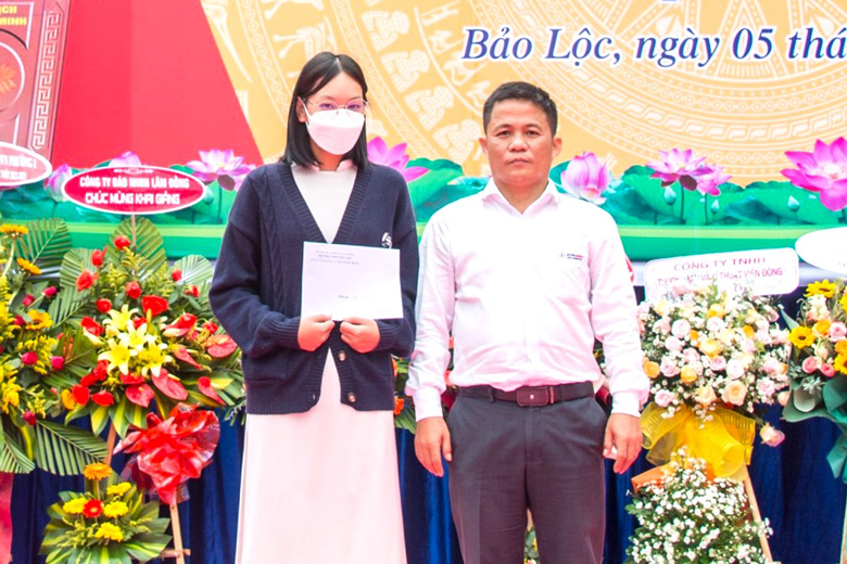 Ông Ngô Văn Sỹ - Giám đốc Công ty Thủy điện Đồng Nai tặng học bổng 10 triệu đồng cho học sinh có hoàn cảnh khó khăn Ngô Bảo Thy (Trường THPT Bảo Lộc)