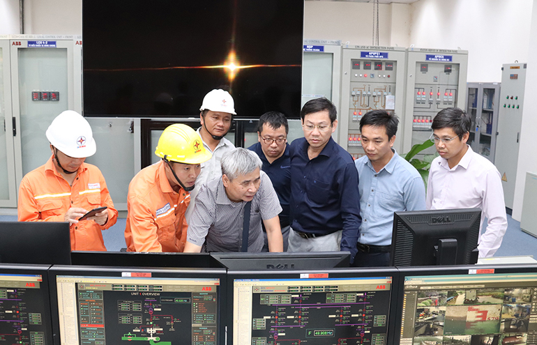 Đoàn công tác kiểm tra số liệu quan trắc tự động công trình thủy điện Đồng Nai 3 được thu thập về Phòng điều khiển Trung tâm (Công ty Thủy điện Đồng Nai