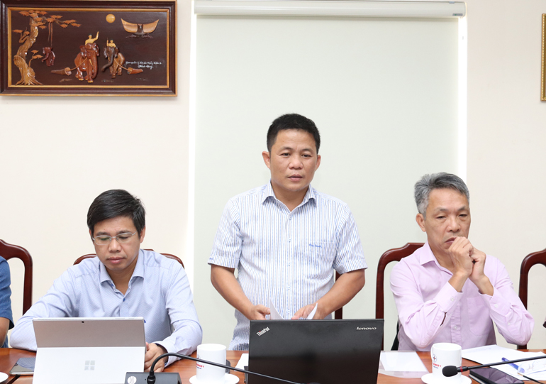 Ông Ngô Văn Sỹ - Giám đốc Công ty Thủy điện Đồng Nai báo cáo tại buổi kiểm tra