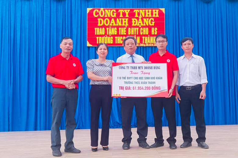 Trao tặng thẻcbảo hiểm y tế cho các em học sinh khó khăn tại Trường THCS Xuân Thành