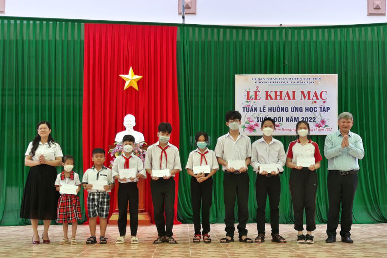 Đại diện lãnh đạo UBND huyện Cát Tiên trao học bổng cho các em học sinh vượt khó học giỏi