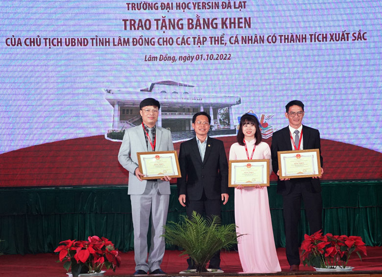 Ông Trần Trung Hiếu - Phó trưởng ban Thường trực Ban Tuyên giáo Tỉnh ủy trao bằng khen của UBND tỉnh Lâm Đồng cho các tập thể