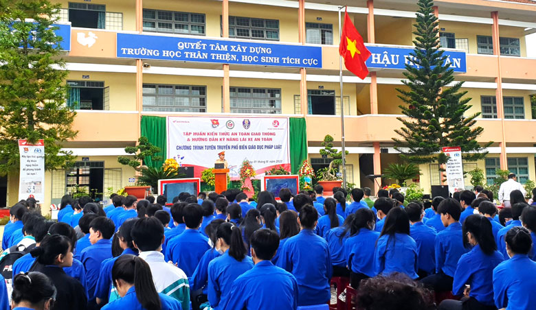 Cán bộ Công an TP Bảo Lộc tuyên truyền các quy định của Luật Giao thông đường bộ đến đông đảo học sinh