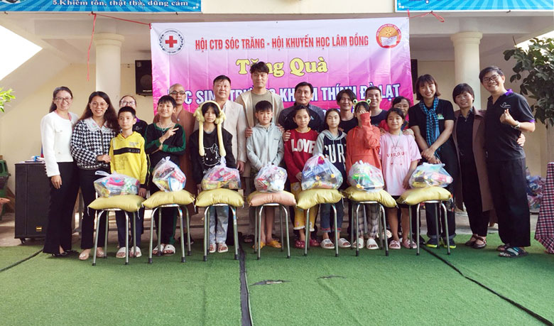 Trao quà cho học sinh Trường Khiếm thính Lâm Đồng