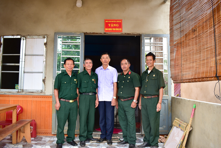 Trao nhà nghĩa tình đồng đội cho cựu chiến binh nghèo tại xã Tân Hà (Lâm Hà), thiết thực chào mừng Đại hội Hội Cựu chiến binh tỉnh
