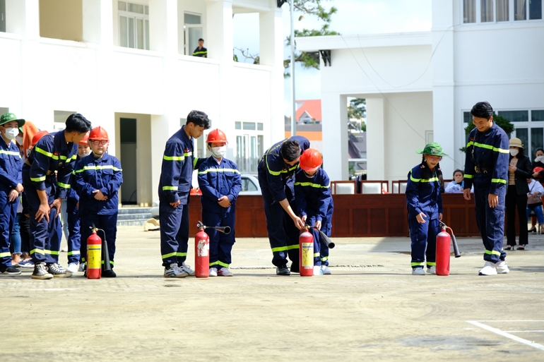 Các chiến sỹ Phòng Phòng cháy chữa cháy và Cứu nạn cứu hộ hướng dẫn kỹ năng thực hành chữa cháy cho các em học sinh
