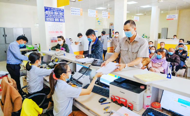 Qua 5 năm thực hiện Nghị quyết 18, Lâm Đồng đã tinh giản được 10% biên chế so với năm 2015. Ảnh: Bộ phận Một cửa UBND huyện Lâm Hà