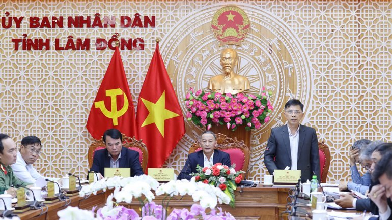 Phó Chủ tịch UBND tỉnh Lâm Đồng Đặng Trí Dũng phát biểu tại Hội nghị