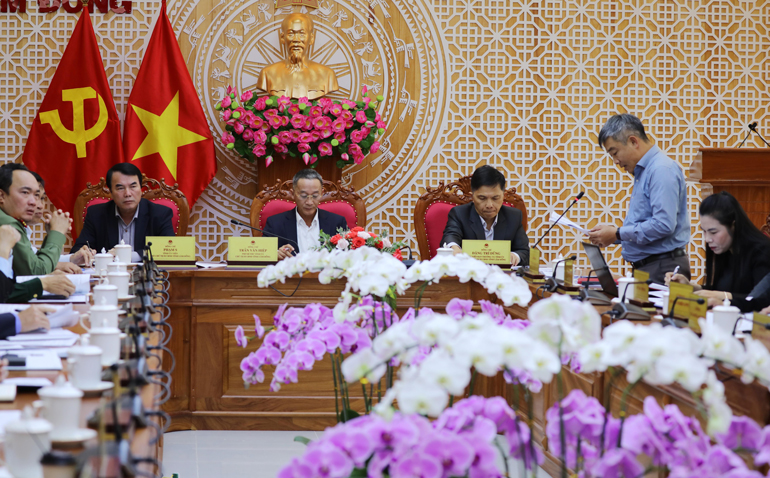 Giám đốc Sở Kế hoạch và Đầu tư tỉnh Lâm Đồng báo cáo kết quả thực hiện kinh tế - xã hội 9 tháng đầu năm