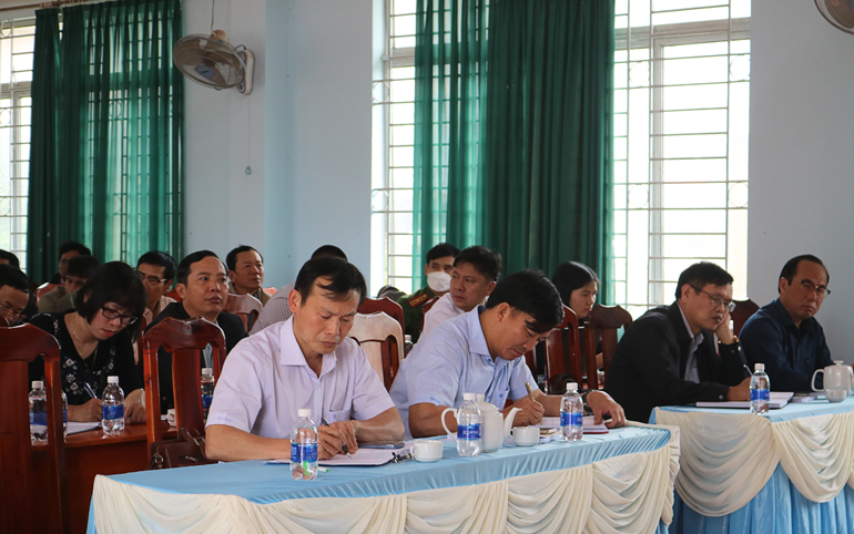 Các đại biểu tỉnh Lâm Đồng, huyện Lâm Hà; cùng cử tri xã Phú Sơn tham dự tại buổi tiếp xúc