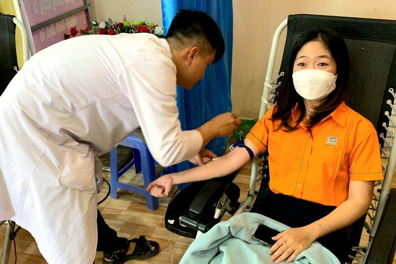 Tình nguyện viên huyện Bảo Lâm tham gia hiến máu tình nguyện