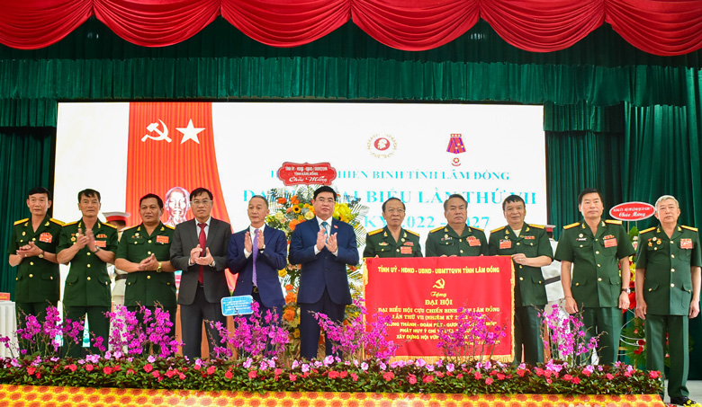 Tỉnh ủy, HĐND, UBND, Ủy ban MTTQ Việt Nam tỉnh trao tặng Đại hội bức trướng: “Trung thành - Đoàn Kết - Gương Mẫu - Đổi mới”