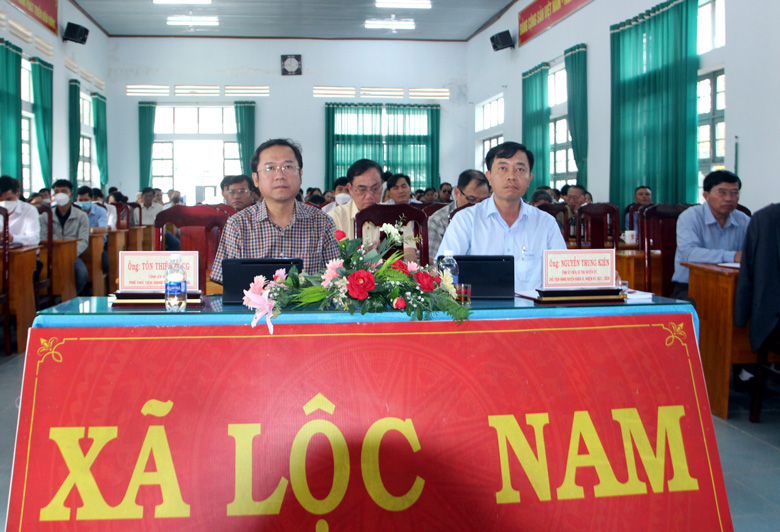 Đại biểu tham dự tiếp xúc cử tri tại xã Lộc Nam