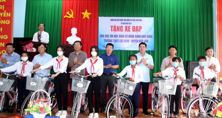 Các ĐBQH trao tặng xe đạp cho học sinh có hoàn cảnh khó khăn ở Trường THCS Lộc Nam