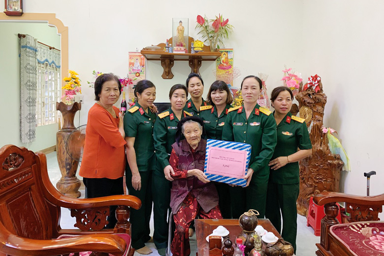 Hội Phụ nữ Bộ CHQS tỉnh thăm, tặng quà Mẹ Việt Nam Anh hùng