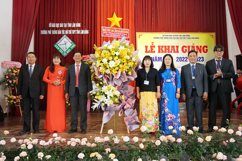 Bí thư Tỉnh ủy Trần Đức Quận tặng hoa chúc mừng Trường Phổ thông DTNT THPT tỉnh Lâm Đồng nhân dịp khai giảng năm học 2022-2023