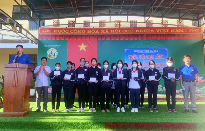 Bảo Lộc: Trao tặng 50 suất học bổng cho học sinh khó khăn