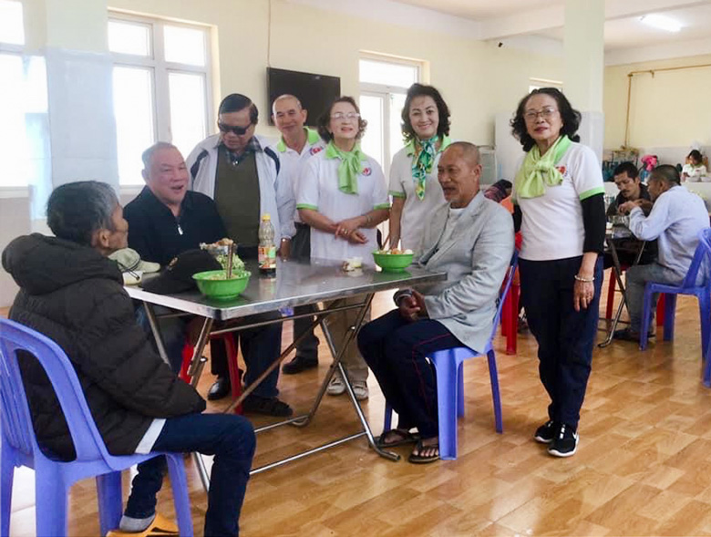 Hội Bảo trợ Bệnh nhân nghèo - Người tàn tật và trẻ mồ côi Lâm Đồng tổ chức nấu bữa ăn miễn phí phục vụ đối tượng tại Trung tâm Bảo trợ xã hội tỉnh