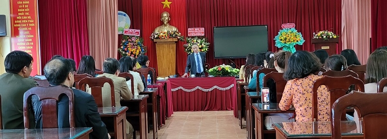 Phó Bí thư Tỉnh ủy, Chủ tịch UBND tỉnh Trần Văn Hiệp gặp mặt cán bộ, giáo viên của Trường nhân Ngày Nhà giáo Việt Nam 