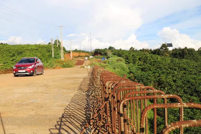 Cầu Nau Sri đang ngừng thi công lâu ngày khiến sắt thép hoen rỉ hư hỏng
