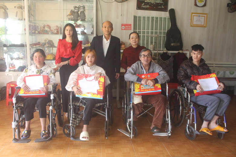 Ông Võ Khắc Chương - Phó trưởng Phòng Lao động – Thương binh – Xã hội huyện Đức Trọng, trao quà cho người khuyết tật