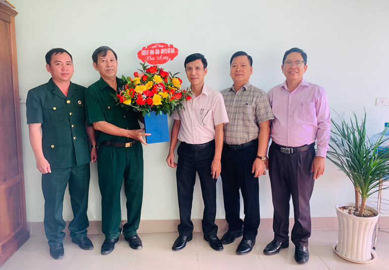 Lãnh đạo huyện Đạ Tẻh tặng hoa chúc mừng nhân ngày truyền thống